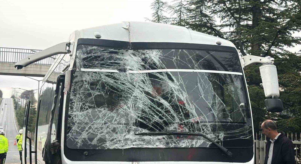 İki işçi servis aracı çarpıştı: 1i sürücü 20 kişi yaralandı