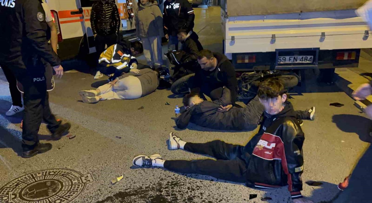 İki motosiklet kafa kafaya çarpıştı, 3 kişi yaralandı: Kaza anı kamerada