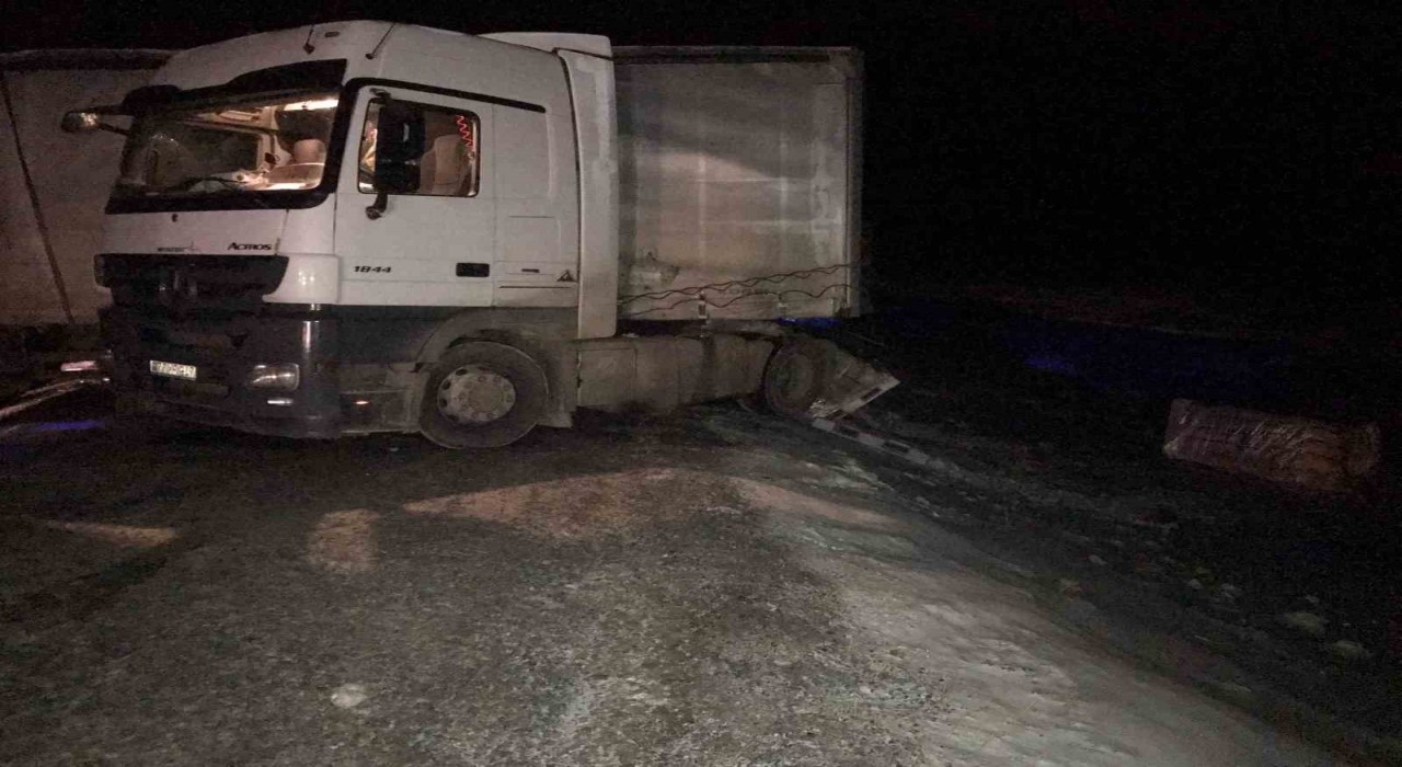 Ilgar Dağında buzlanmadan kayan tır, yolu kapattı