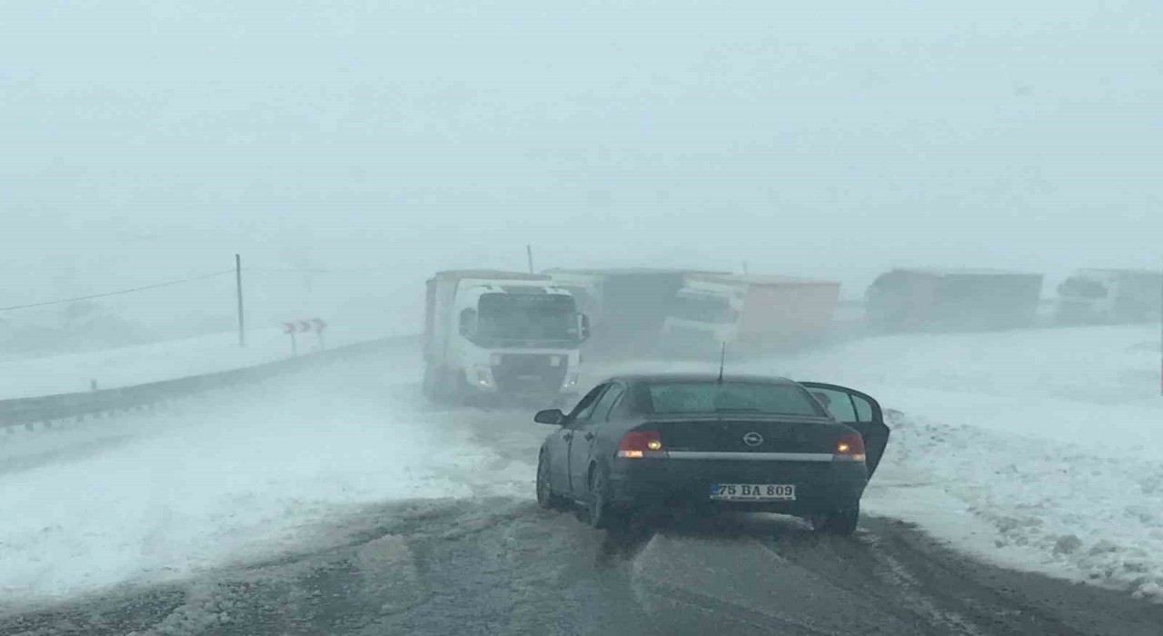 Ilgar Dağında tipide onlarca tır mahsur kaldı