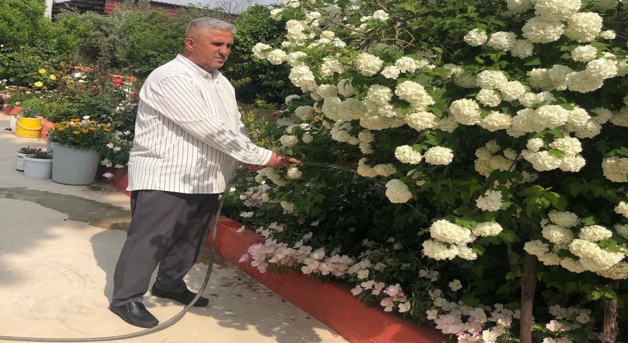 İmam, camiyi çiçek bahçesine çevirdi