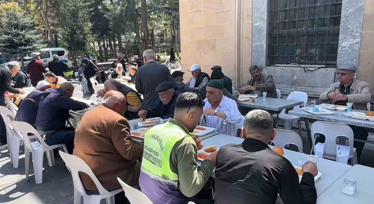 İmaret Camiinde yüzlerce yıllık yemek dağıtım geleneği yaşatılıyor