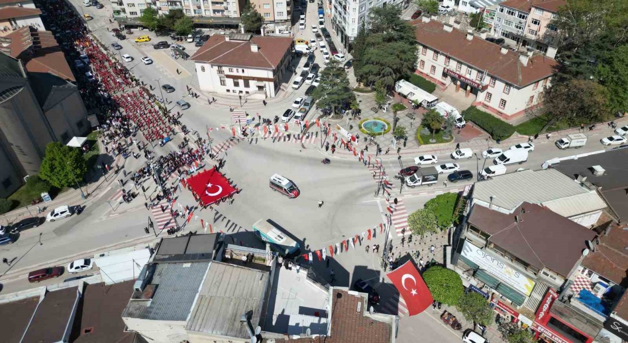 İnegölde 23 Nisan çoşkusu sokaklara taştı
