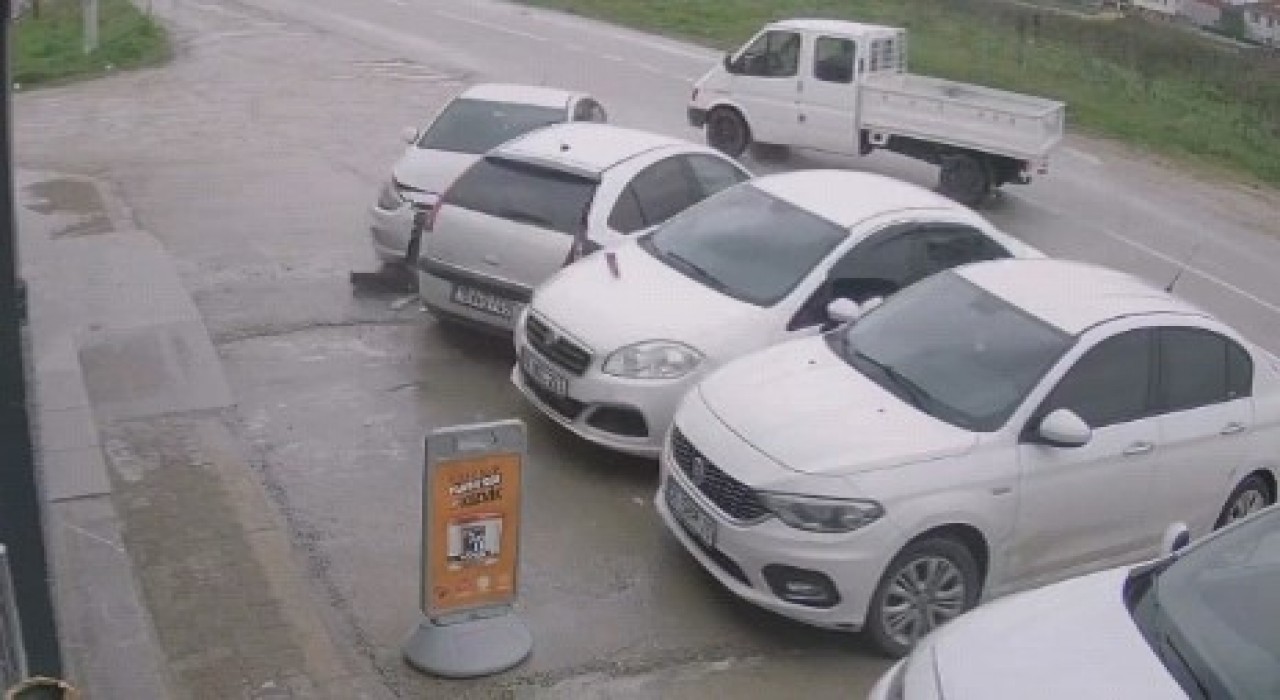 İnegölde kontrolden çıkan otomobil park halindeki araçlara çarptı: 5 yaralı