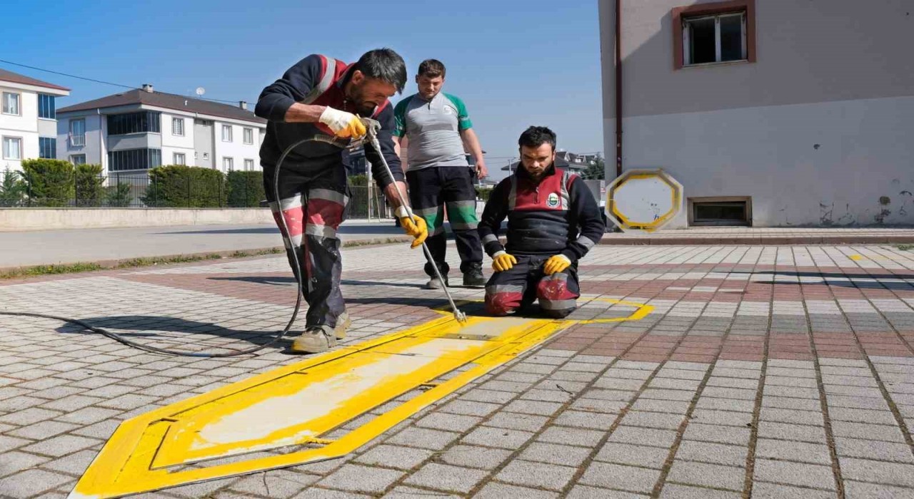 İnegölde okul bahçelerine bahar geldi