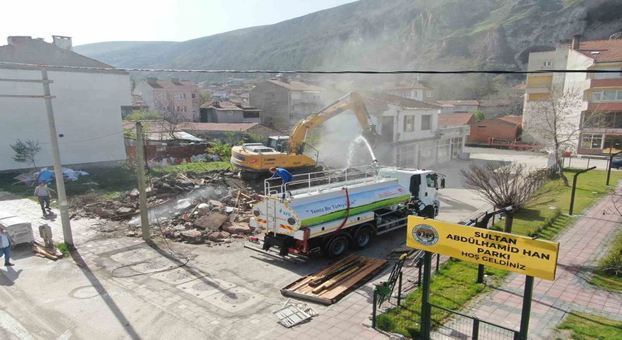 İnönüde tehlike binaların yıkımı devam ediyor