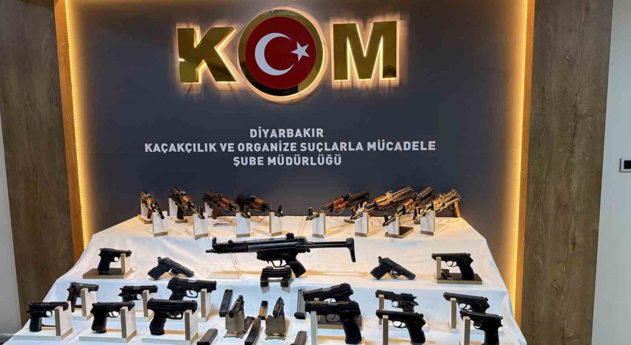 Iraktan Diyarbakıra gelen aracın gizli bölmelerinde 27 adet silah ele geçirildi: 3 tutuklama