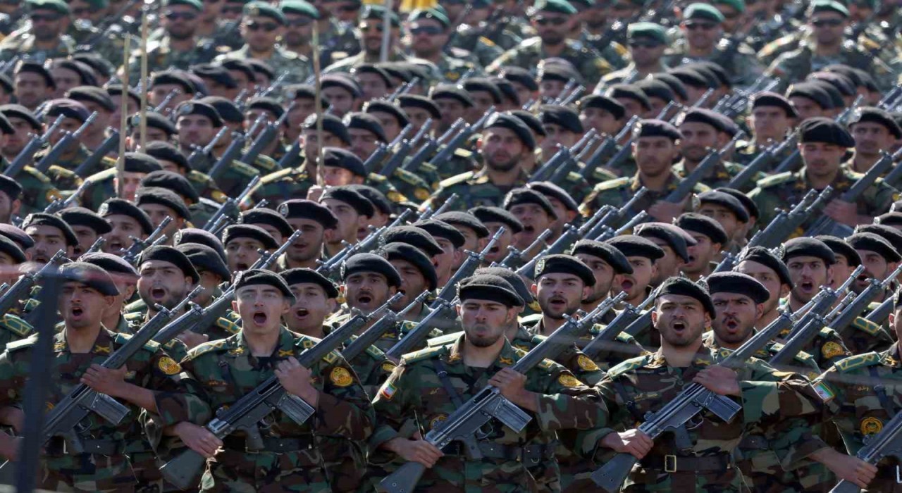 İrandan Ulusal Ordu Gününde gövde gösterisi