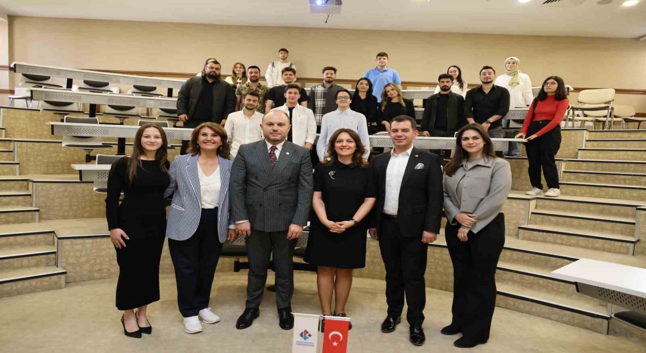 İş dünyasının deneyimli isimleri ‘Business Summit 25te HKÜ öğrencileriyle buluştu