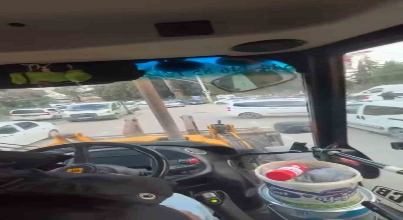 İş makinesi ile tehlikeli yolculuk kamerada