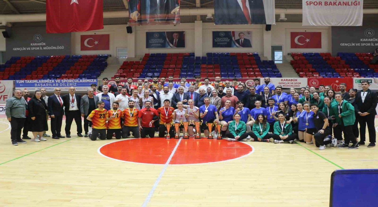 İşitme Engelliler Türkiye Voleybol Şampiyonası Karabükte sona erdi