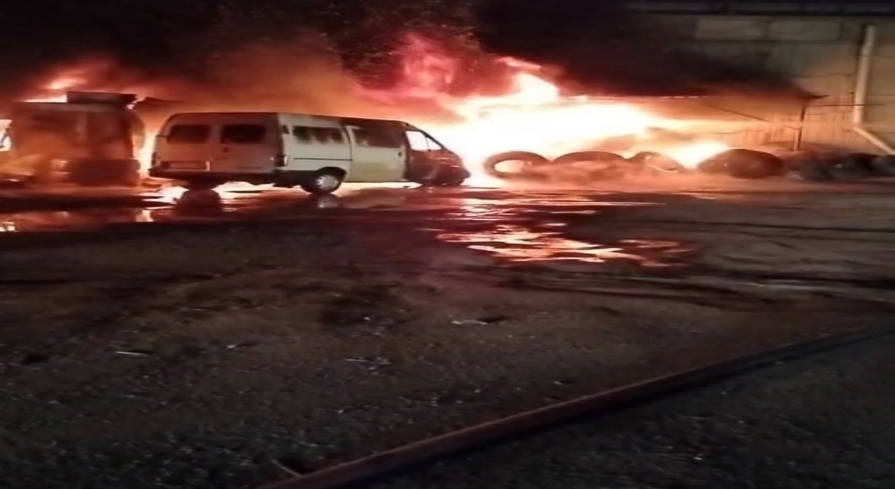 İskenderunda lastikçi alevlere teslim oldu