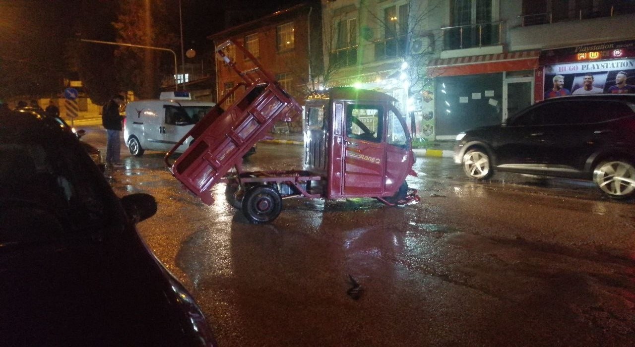 Ispartada otomobille çarpışan elektrikli motosiklet sürücüsü yaralandı