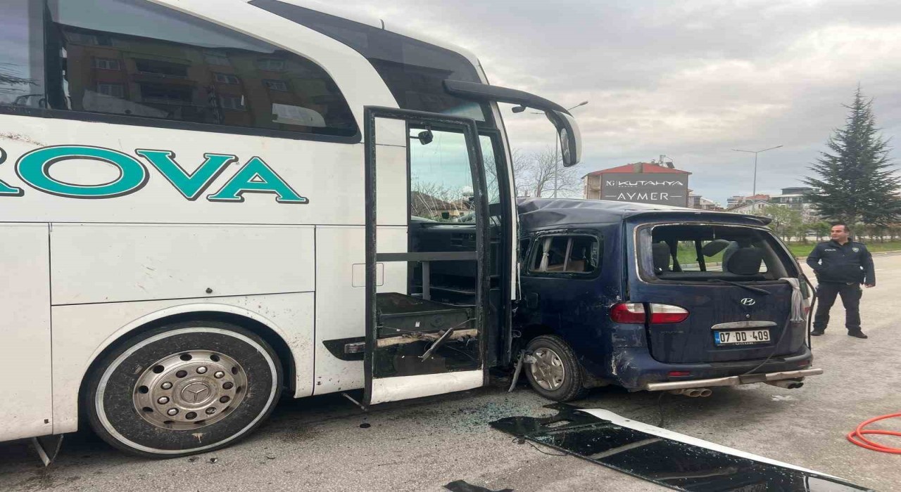 Ispartada yolcu otobüsüyle hafif ticari araç çarpıştı: 1 ölü, 2 yaralı