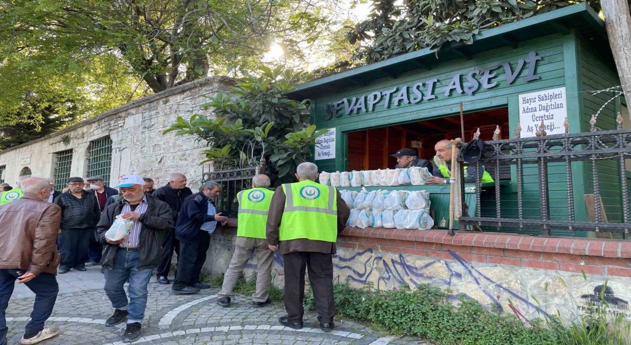 İstanbul Tophanede her gün 250 kişiye sıcak yemek ikramı