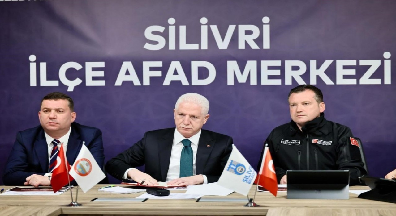 İstanbul Valisi Davut Gül, depremin ardından çalışmaları değerlendirdi