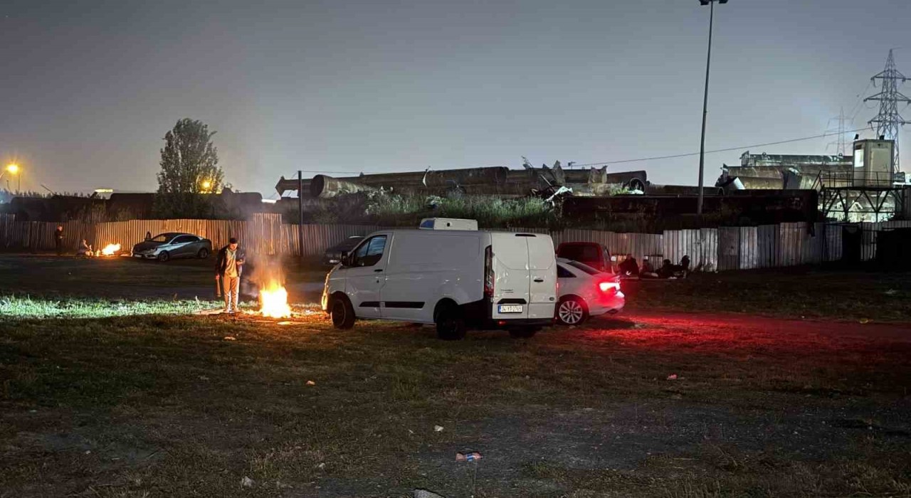 İstanbulda bazı vatandaşlar deprem endişesiyle geceyi dışarıda geçirmeye devam etti