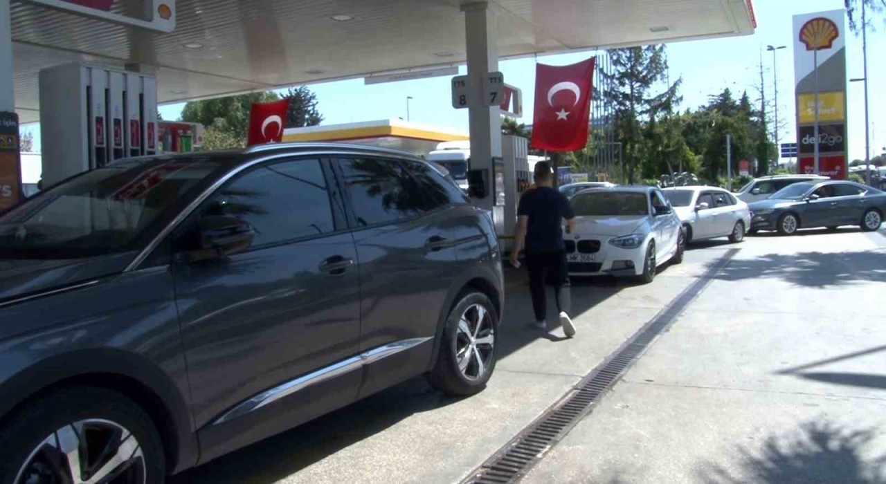 İstanbulda deprem nedeniyle eve giremeyen vatandaşlar akaryakıt istasyonlarına akın etti