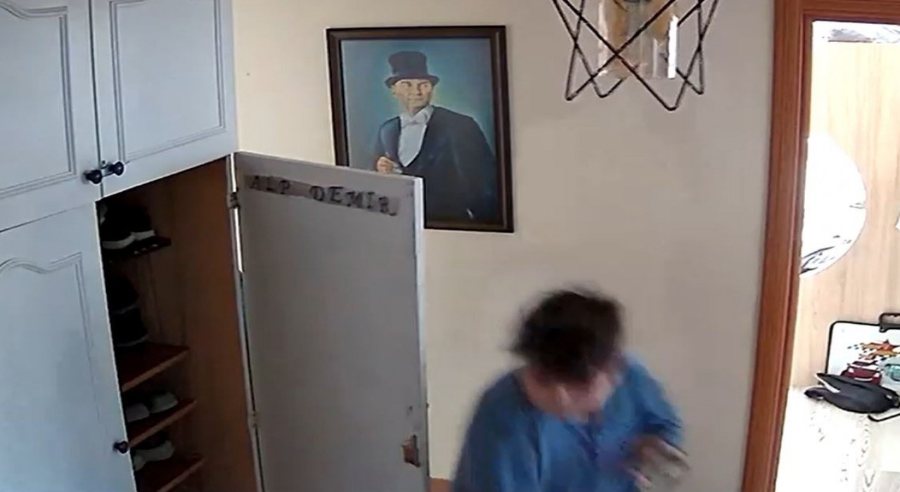 İstanbulda evlerde yaşan deprem anı kamerada