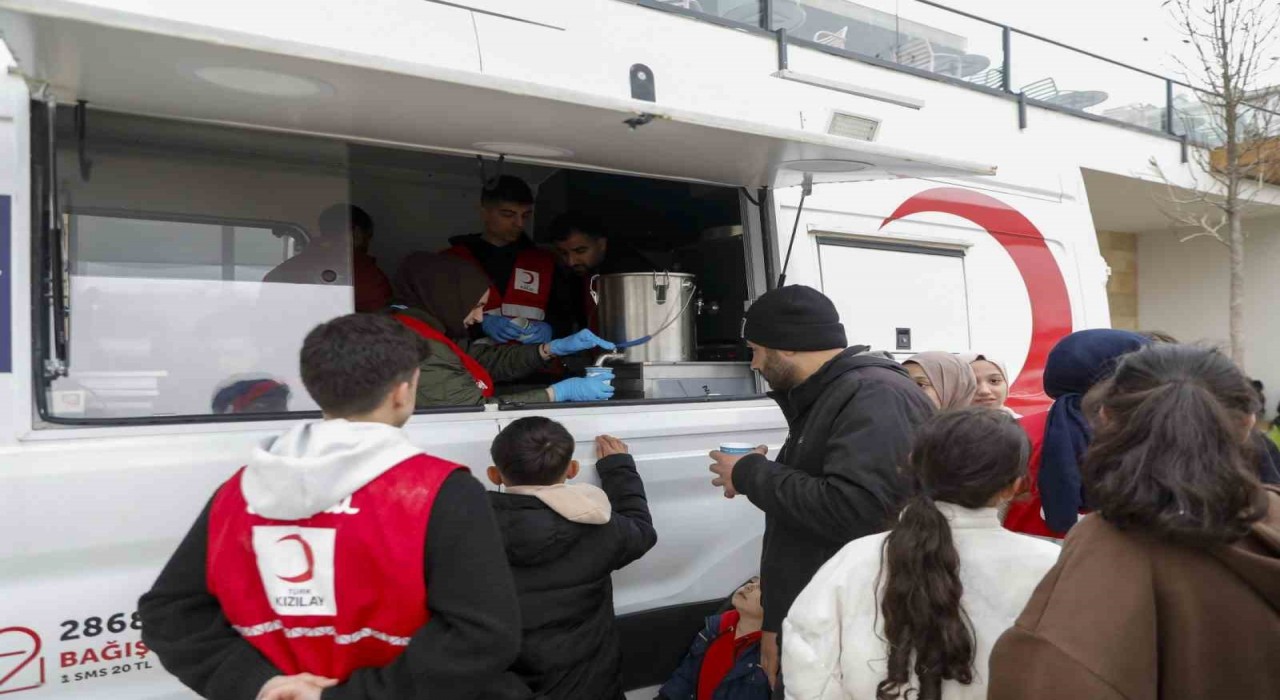 İstanbulda Kızılay, geceyi sokakta geçirecekler için beslenme desteğini sürdürecek