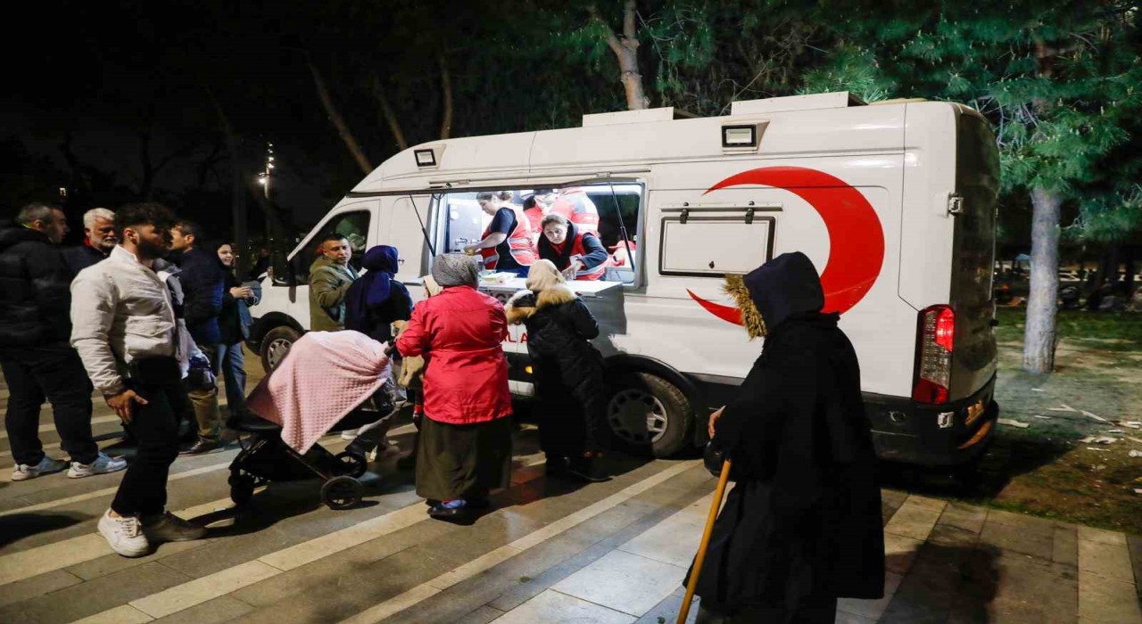 İstanbulda Kızılayın beslenme desteği sabaha kadar sürdü