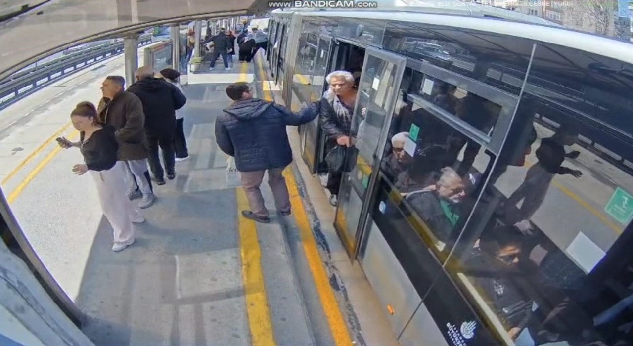 İstanbulda metrobüste deprem anı: Araç beşik gibi sallandı