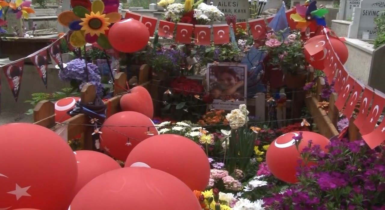 İtalyan şefin oğlu Mattia Ahmet Minguzzinin doğum gününde mezarına ziyaret