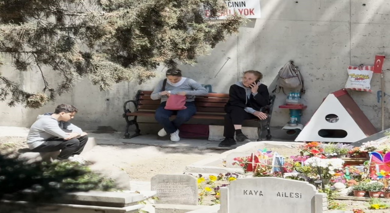 İtalyan şefin oğlu Mattia Ahmet Minguzzinin mezarını anneannesi ziyaret etti