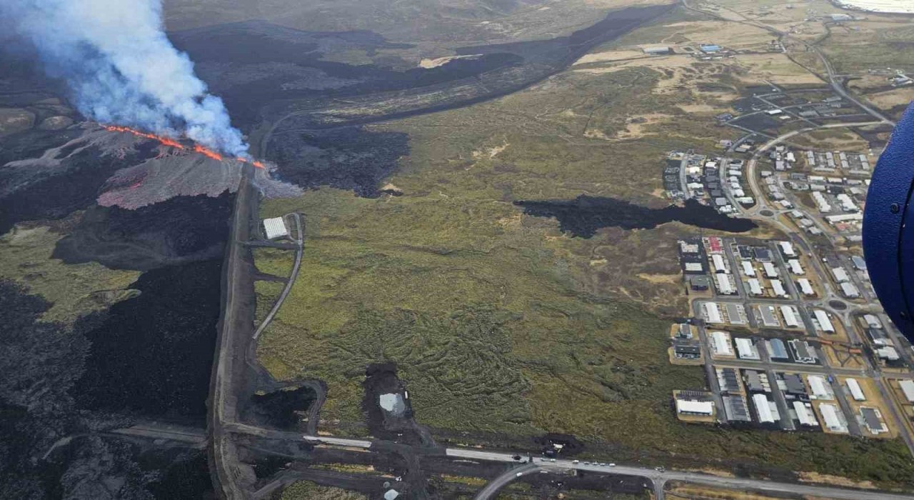 İzlandanın Reykjanes Yarımadasındaki yanardağda patlama