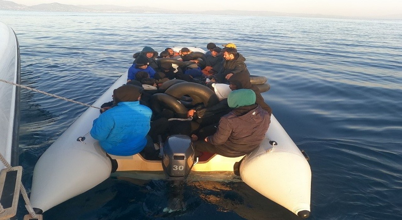 İzmir açıklarında 29 düzensiz göçmen yakalandı