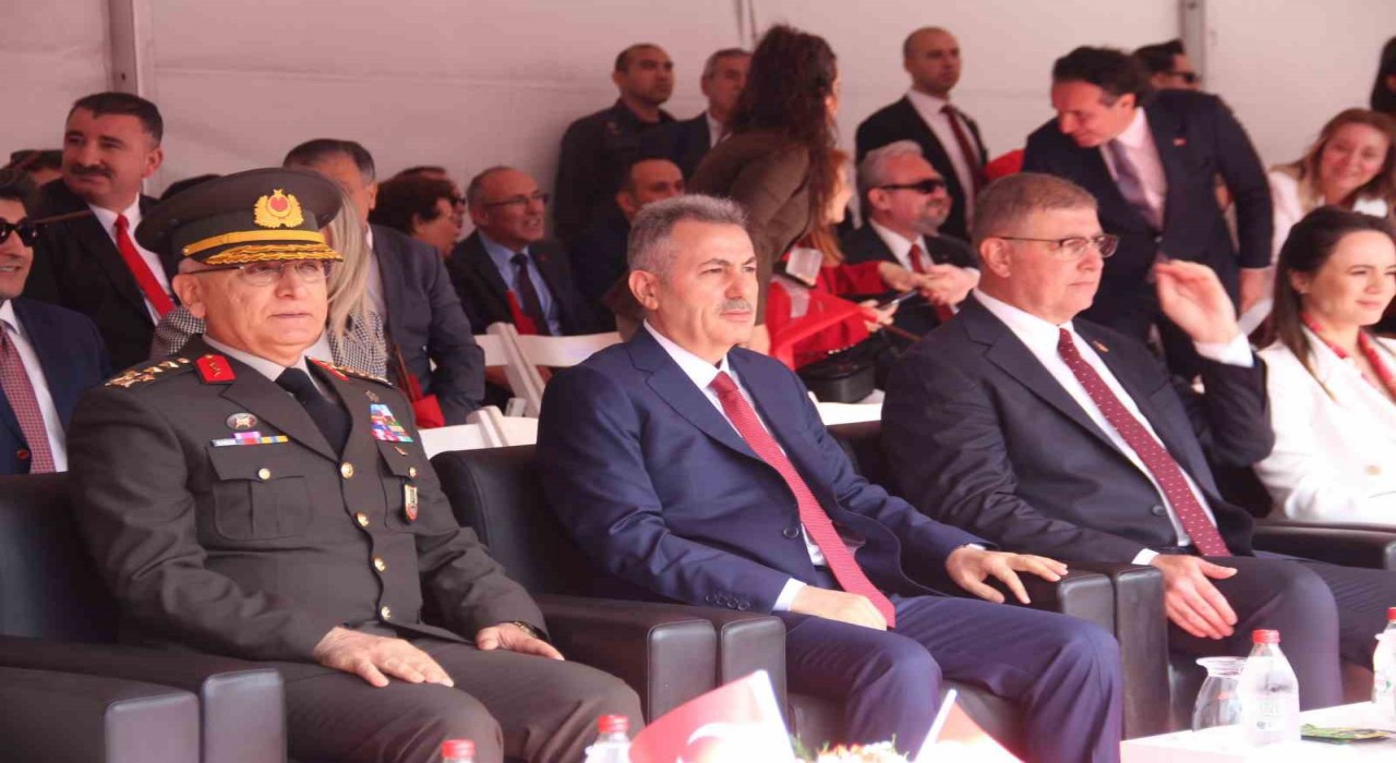 İzmirde 23 Nisan kutlamalarından renkli görüntüler