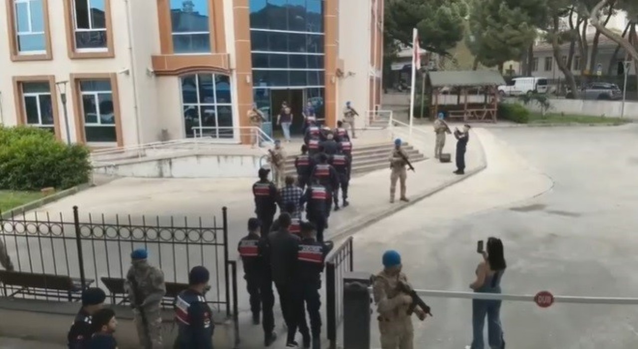 İzmirde jandarmadan nefes kesen operasyon: Silahlı suç örgütü çökertildi