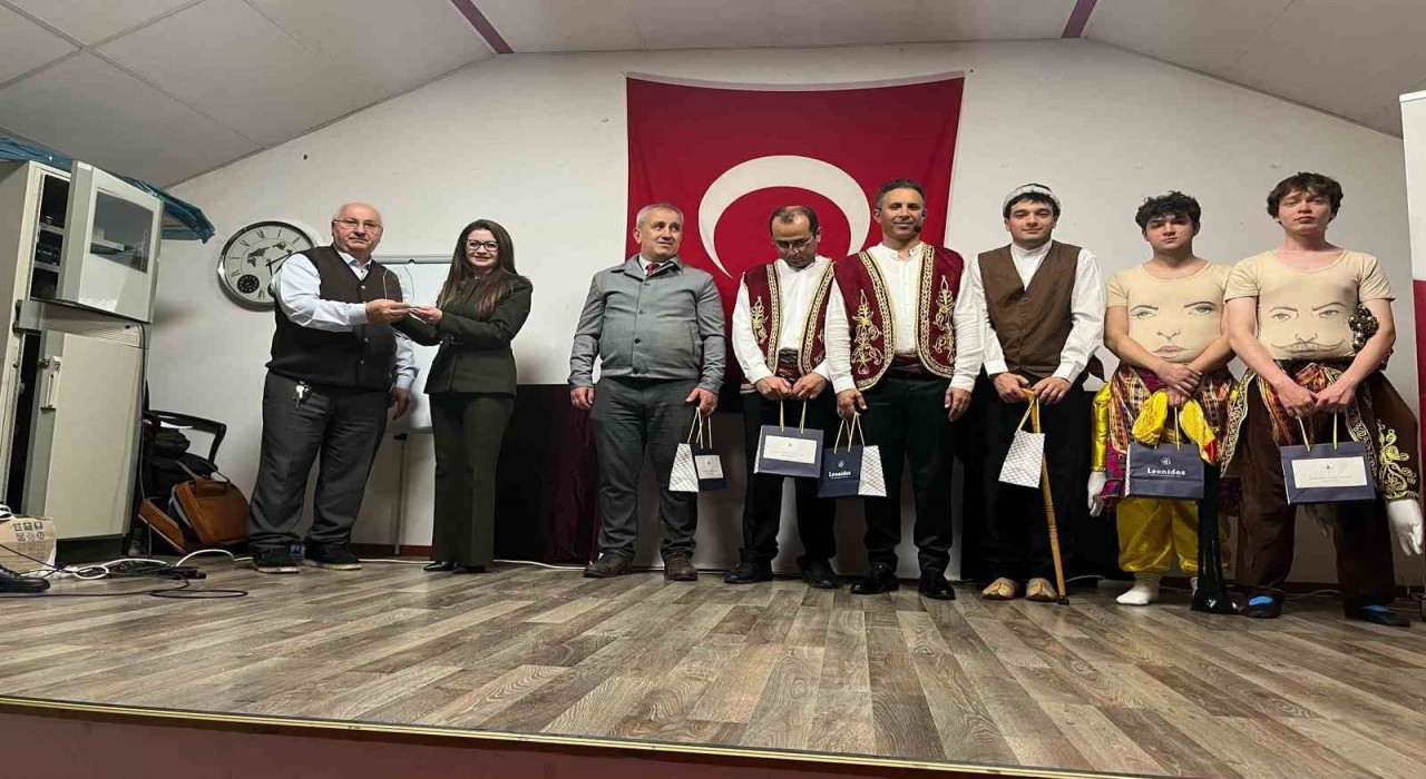 İzmirli öğrenciler geleneksel oyunları Belçikada sahneledi