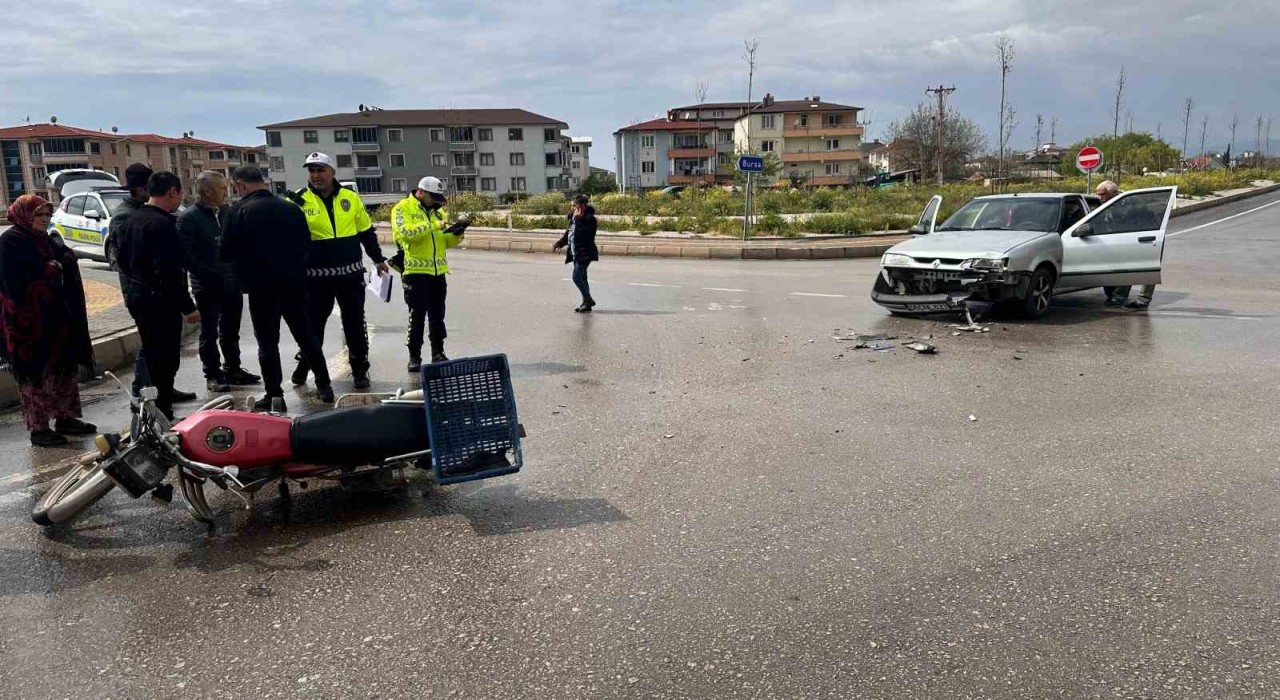 İznikte otomobil ile motosiklet çarpıştı:1 yaralı