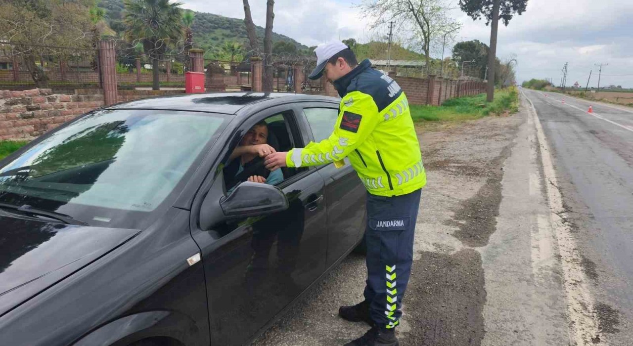 Jandarma ekipleri bayramda trafik denetimlerini sürdürüyor