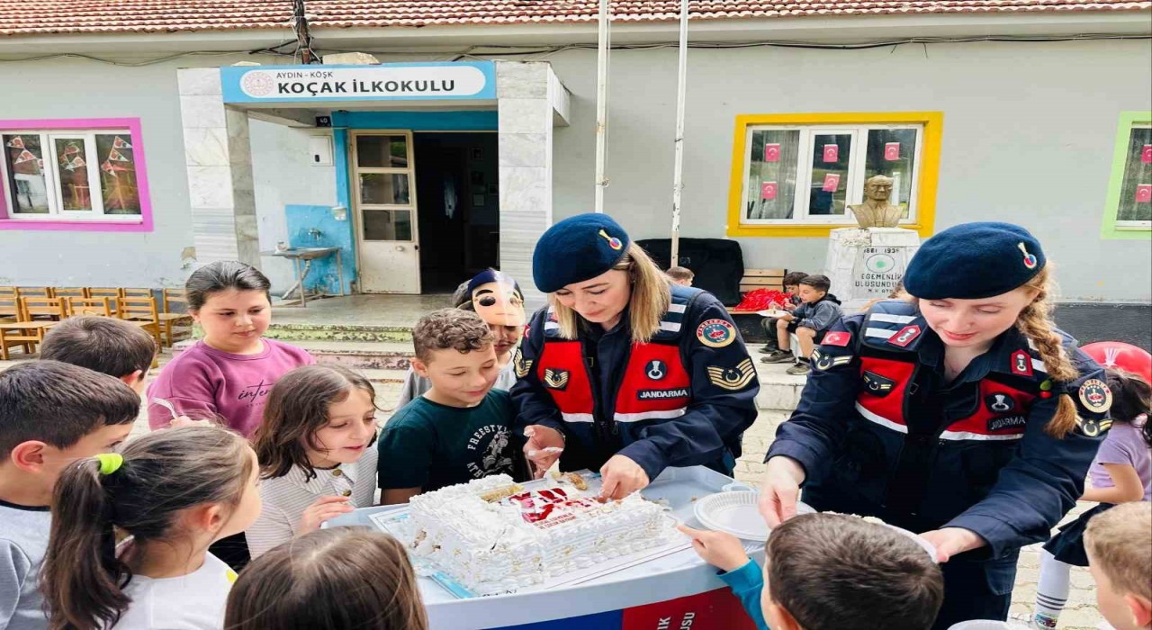 Jandarmadan çocuklara 23 Nisan pastası