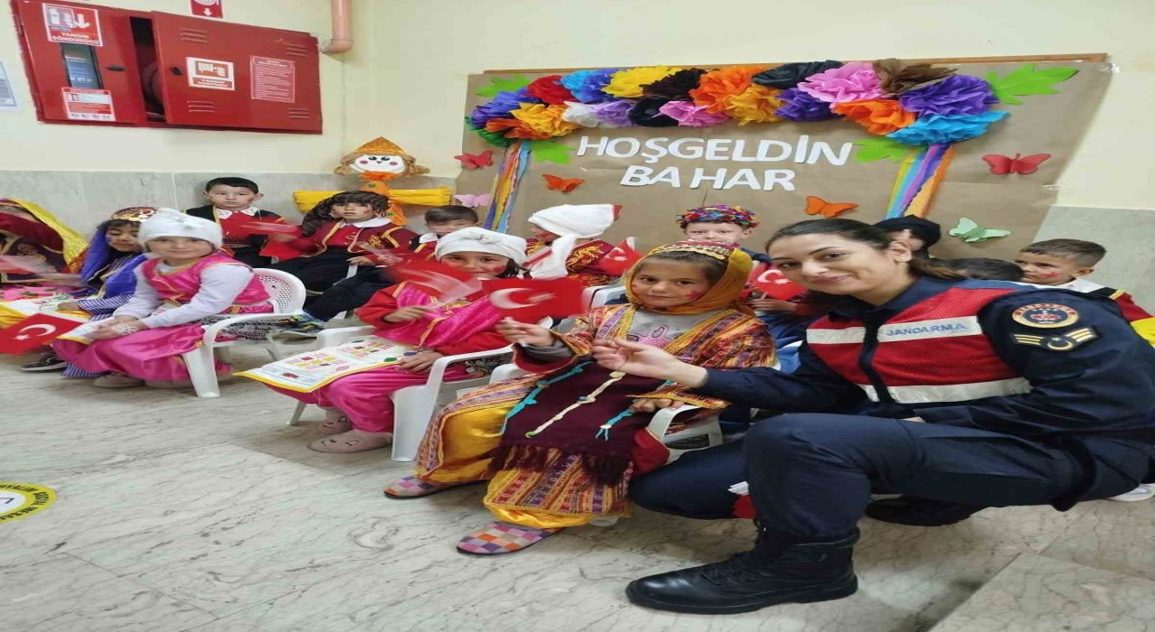 Jandarmadan miniklere bayram sürprizi