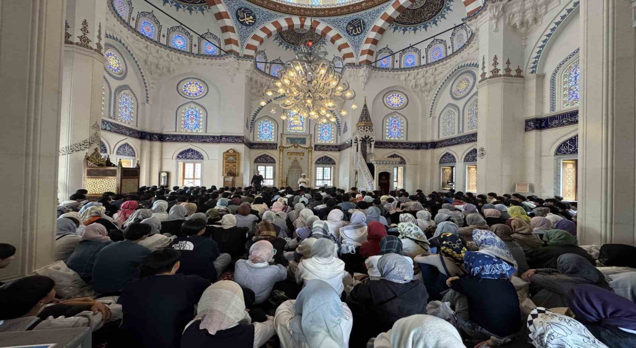 Japonyada 350 lise öğrencisi İslamı öğrenmek için Tokyo Camiini ziyaret etti