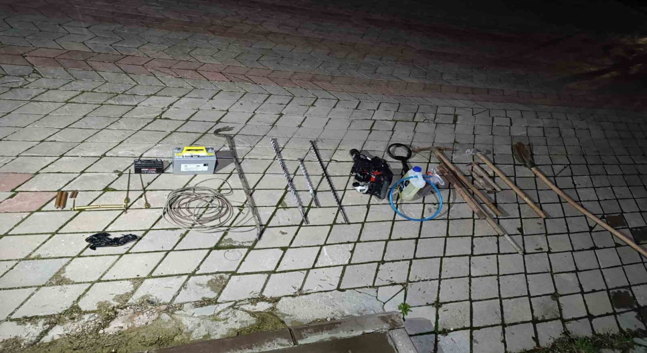 Kaçak kazı ile define arayan 5 kişiyi jandarma yakaladı