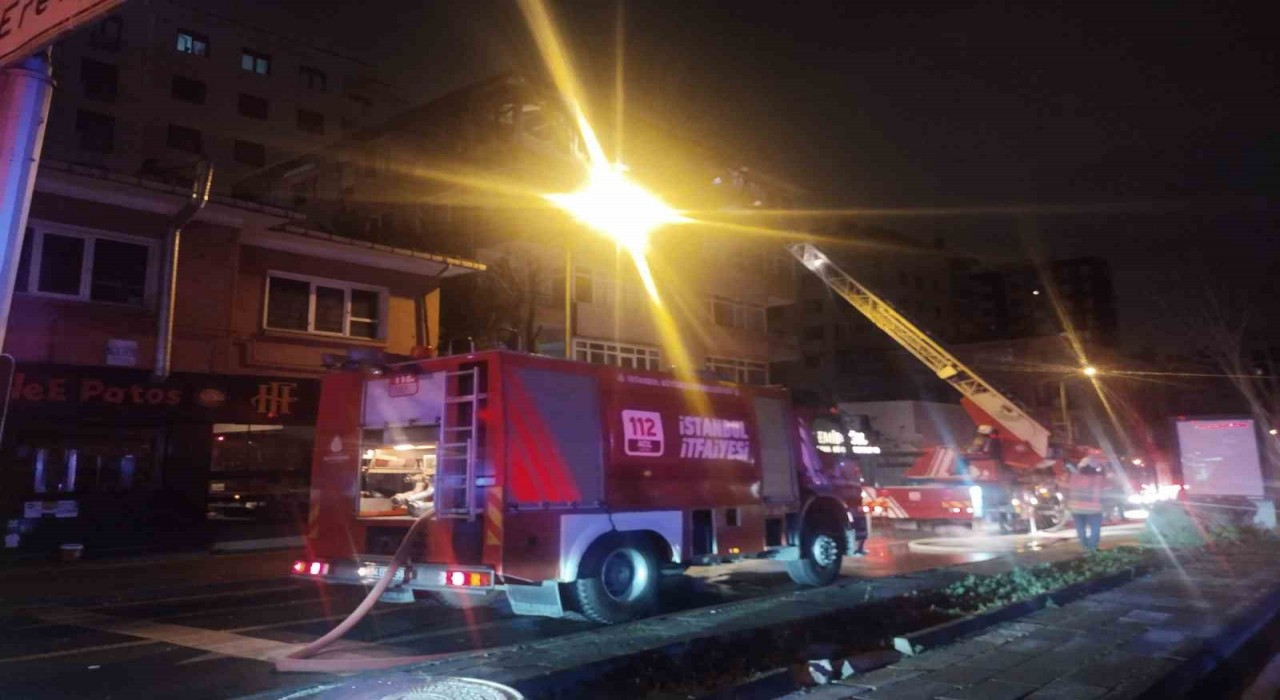Kadıköyde 4 katlı binada yangın: 2 kişi dumandan etkilendi