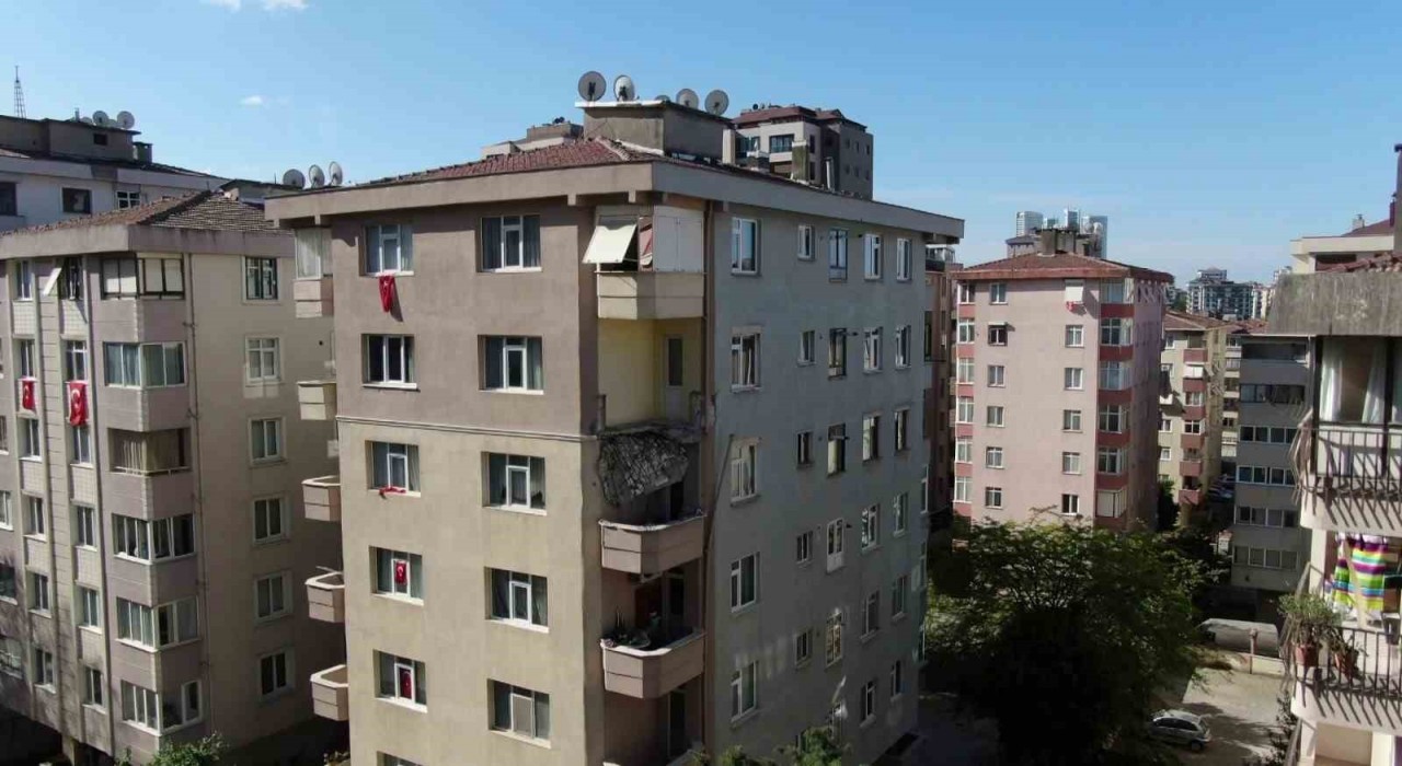 Kadıköyde balkonu çöken bina dron ile görüntülendi