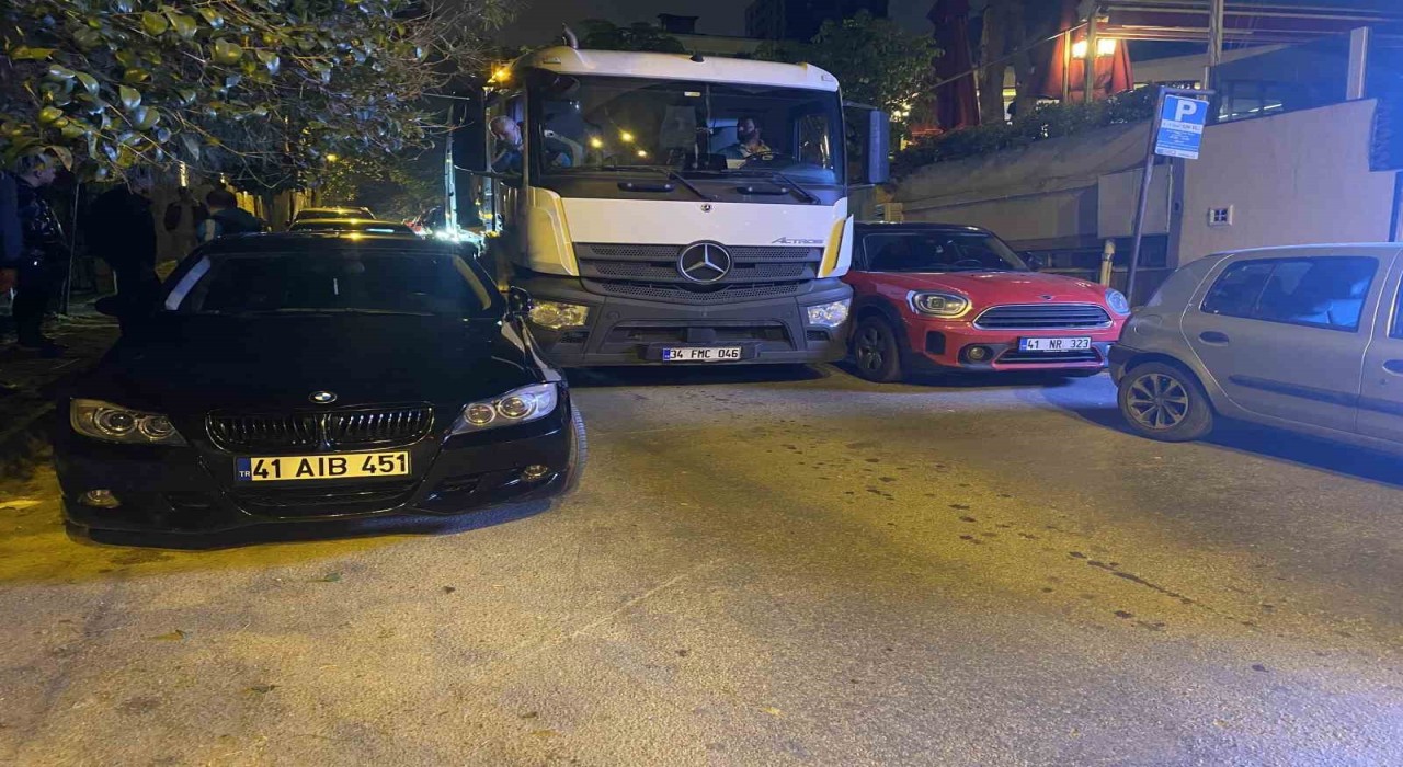 Kadıköyde hatalı park krizi: Vatandaşlar aracı elleriyle taşıdı