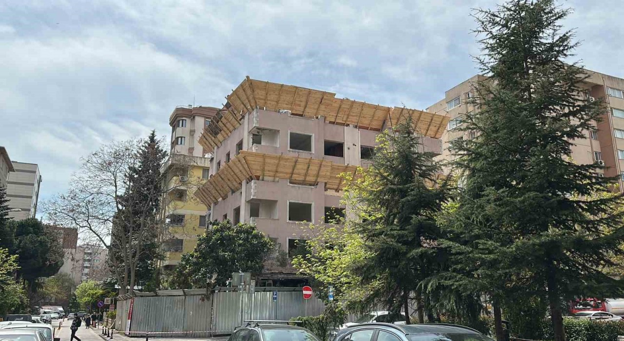 Kadıköyde korkutan kaza: Kepçe operatörü binanın 5inci katından düştü