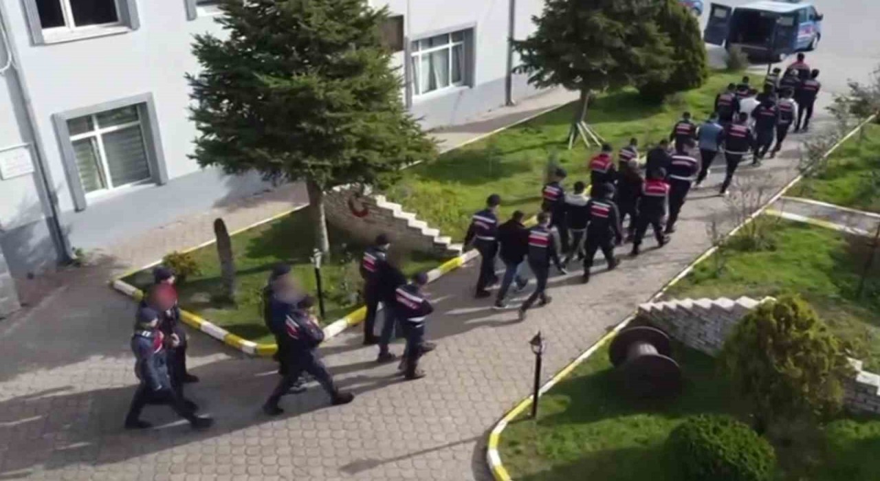 Kadın profilleri ile mesajlaştıkları kişilerin cinsel içerikli görüntülerini kaydedip 500 milyon TLlik vurgun yapan çeteye darbe