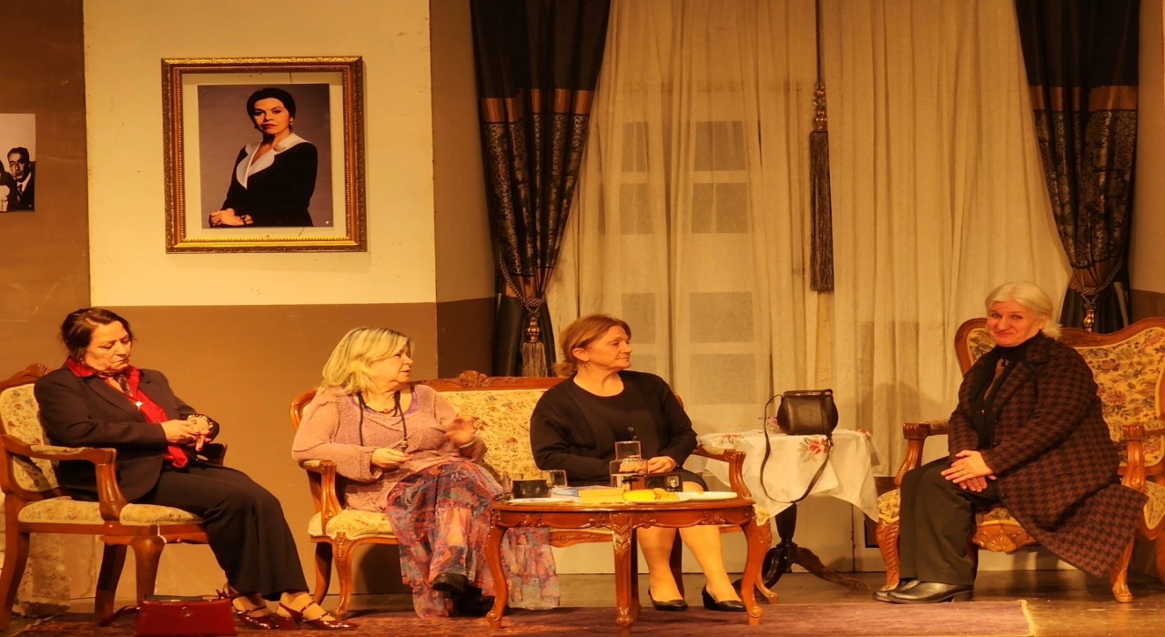Kadınların tiyatro performansına tam not