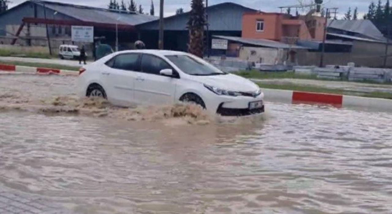 Kadirli'de Sağanak Yağış Hayatı Felç Etti: Araçlar Mahsur Kaldı, Yollar Kapandı