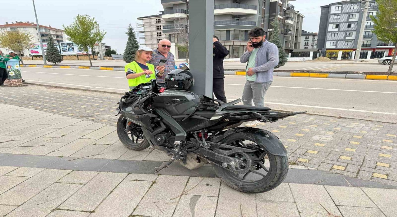 Kaldırıma çarpan motosiklet takla attı, sürücü ağır yaralandı