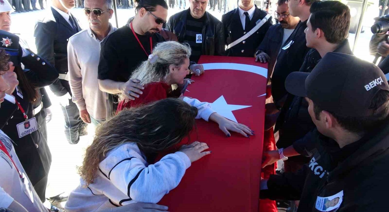 Kalp krizi geçirip hayatını kaybeden polisin eşinin sözleri yürekleri dağladı: Lütfen kalk aşkım