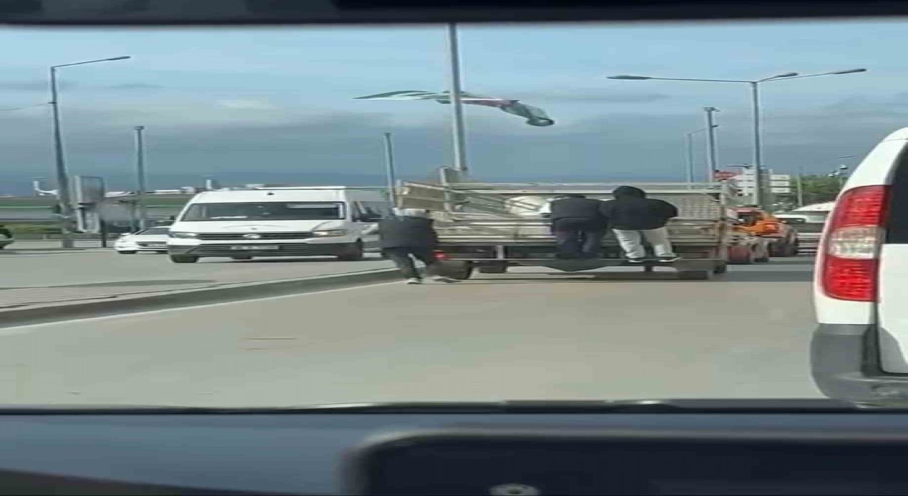 Kamyonetin arkasına tutunarak seyahat ettiler
