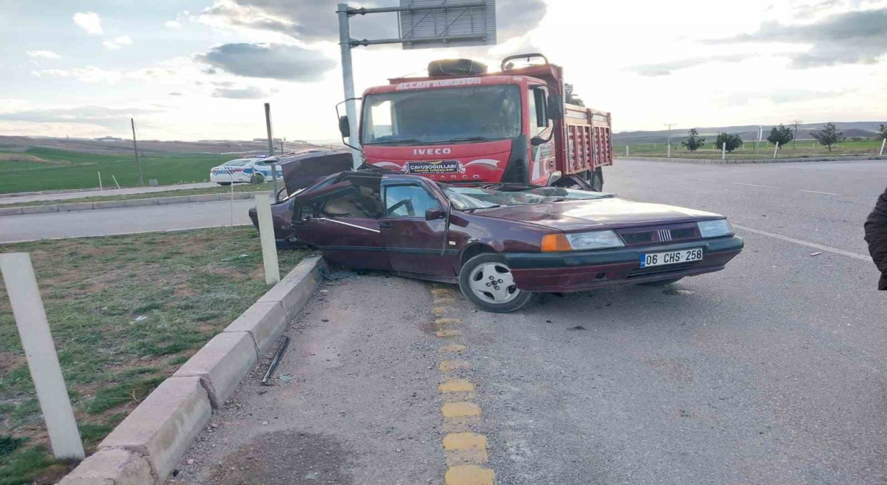 Kamyonla çarpışan otomobil hurdaya döndü: 1i ağır 3 yaralı